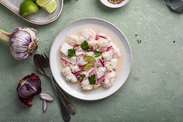 ceviche de daurade poisson cru mariné au citron vert, coriandre, gingembre, oignon, ail