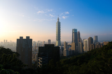 台湾 台北市 象山、展望台（摂手平台）から見る夕暮れの台北市街