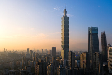 Fototapeta premium 台湾 台北市 象山、展望台（煙火平台）から見る夕暮れの台北市街
