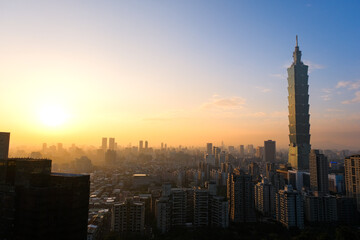 Fototapeta na wymiar 台湾 台北市 象山、展望台（煙火平台）から見る夕暮れの台北市街