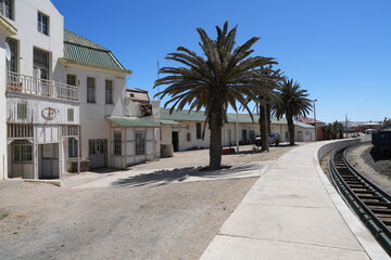 Bahnhof von Lüderitz, Namibia, Afrika mit Palmen - obrazy, fototapety, plakaty