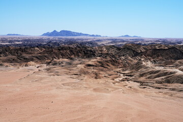 Fototapeta na wymiar Namib-Wüste mit Berg, Namibia, Afrika, Sand