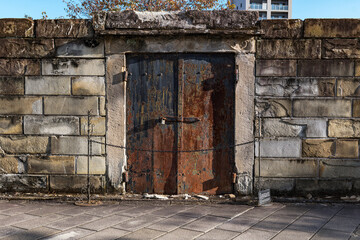 長崎 出島 古びた塀と鉄扉