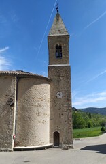 Clocher de Savoillans sous le ciel bleu du Vaucluse etde la Provence