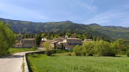 Fototapeta na wymiar Village de Savoillans en Provence au pied du Mont-Ventoux - Mai 2023