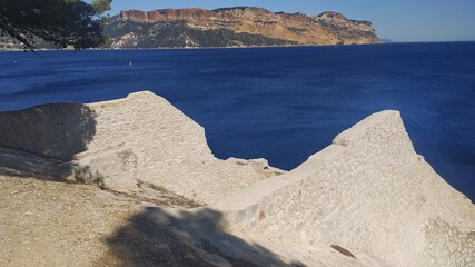 Vue sur la baie de Cassis et le Cap Canaille des carrières de pierre de Port-Miou