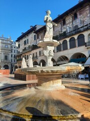 Naklejka premium fountain in the center of the city