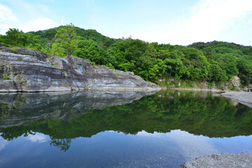 Fototapeta na wymiar 長瀞で眺める静かな荒川の水面と岩畳 埼玉県長瀞町 秩父赤壁