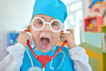 funny little doctor - obrazy, fototapety, plakaty