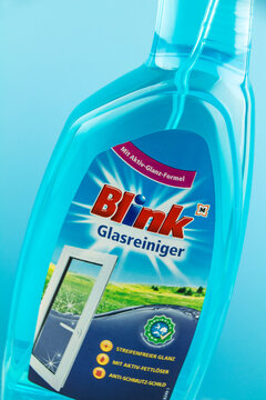 Müller, Flasche Blink Glasreiniger auf hintergrund blau