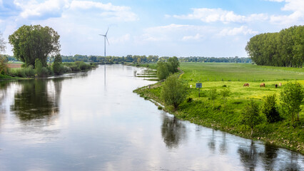 Blick von der Staustufe Schlüsselburg auf die Weser Richtung Norden auf ein Windrad