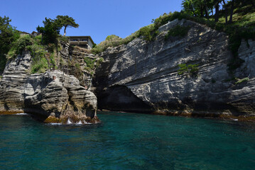 水の浸食でできた奇岩 静岡県西伊豆町