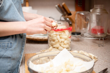 らっきょうの皮をむく女性の手