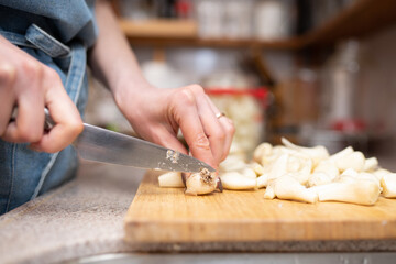 らっきょうを切る女性の手