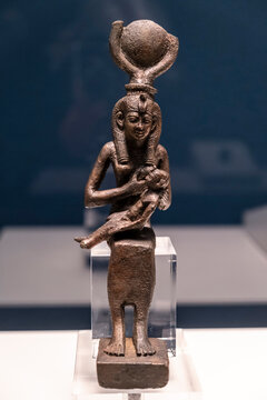 statuette of the goddess Isis with her son Horus, bronze, late period, Egypt, collection of the British Museum