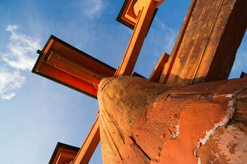 広島 夏の宮島の青空に映える厳島神社のオレンジ色の大鳥居