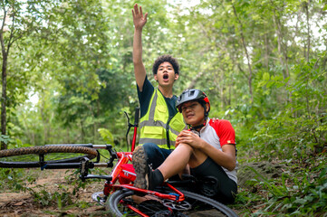 MTB mountain bike accident and first aid : Biker crash crashes, injuring knee and leg, First aid to...