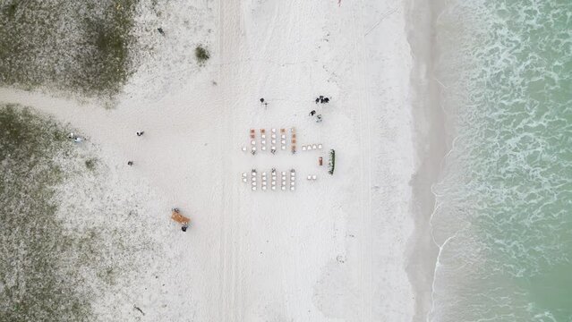 Imagem a&eacute;rea de casamento de frente para o mar na Praia do Foguete em Cabo Frio, na Regi&atilde;o dos Lagos no estado do Rio de Janeiro - Brasil.