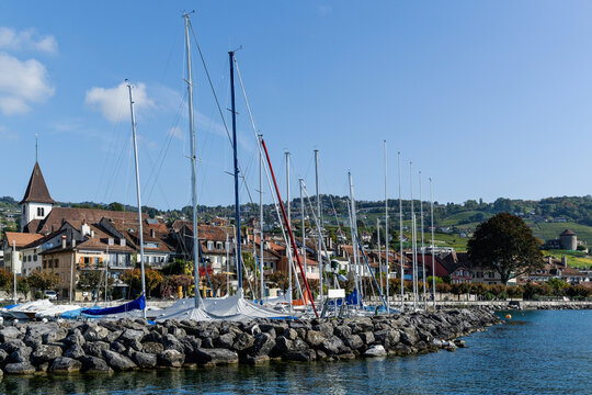 Voiliers &agrave; quai dans le port de Lutry en Suisse