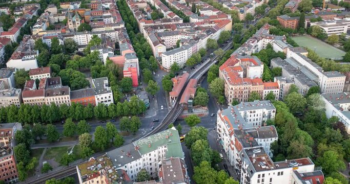 Schlesisches Tor ist eine Station der U-Bahn-Linien U1 und U3. Time lapse. Aerial Aufsicht.