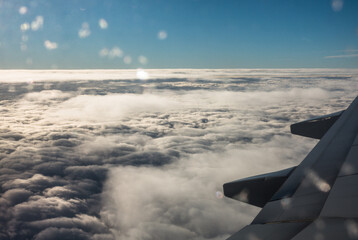 Flug über den Wolken