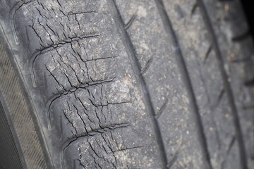 ひび割れているタイヤ © Kiroku_to_Kankaku