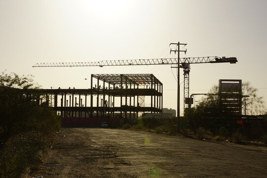Construcci&oacute;n a contraluz durante el atardecer.