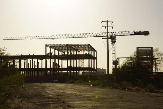 Construcci&oacute;n a contraluz durante el atardecer.