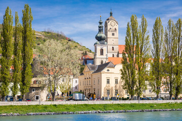 Blick von der Donau auf das Stadtzentrum Krems, Österreich - 605438867