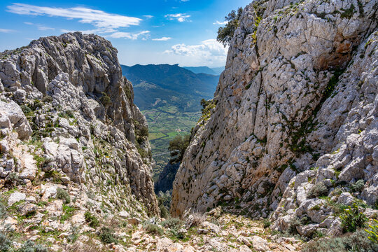 Wanderurlaub auf Sardinien, Italien: Wandern im karstigen Supramonte Gebirge, Monte Albo, Punta Cupeti - spektakul&auml;re Ausblicke in eine Schlucht