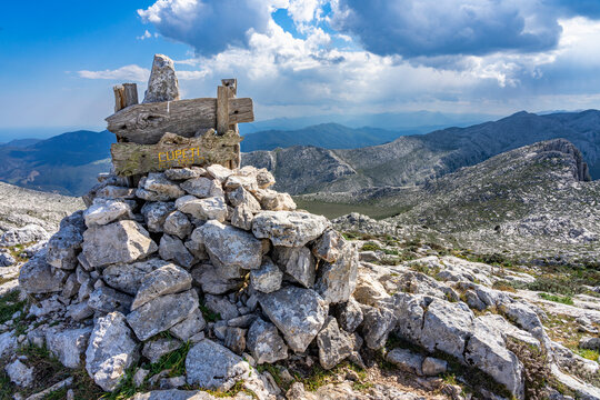 Wanderurlaub auf Sardinien, Italien: Wandern im karstigen Supramonte Gebirge, Monte Albo, Punta Cupeti - spektakul&auml;re Ausblicke vom Gipfel