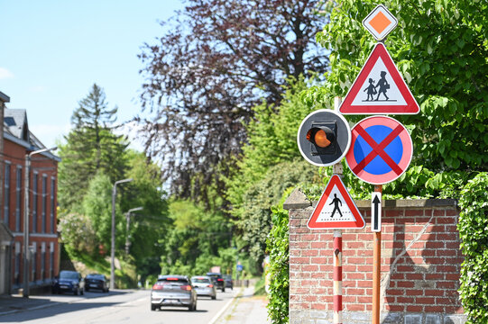 circulation securit&eacute; ecole ecolier attention auto voiture passage pieton village