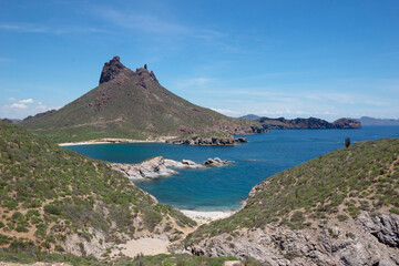 Paisaje del mar de cortez junto al cerro tetakawi de san carlos, sonora.