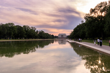 edificio memorial washington D.C. con fondo nublado.