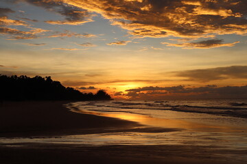 Fototapeta na wymiar sunset on the beach in sabah, Malaysia
