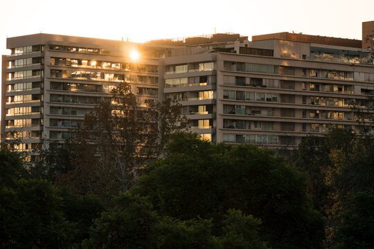 vista del edificio en la ciudad al atardecer con rayos de sol en sus ventanas en un d&iacute;a soleado.