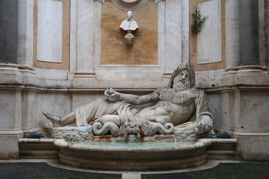 Statue de Marforio / Marphurius, sculpture antique en marbre, expos&eacute;e dans la cour int&eacute;rieure du Palais Neuf (Palazzo Nuovo) des Mus&eacute;es du Capitole (Musei Capitolini) &agrave; Rome (Italie)