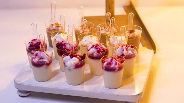 Mesa de postres exquisitos con mora, pistacho y caf&eacute; - Sabor intenso: Mesa de postres irresistibles de mora, pistacho y caf&eacute; - Mesa de postres exquisitamente preparados con mora, pistacho y caf&eacute;