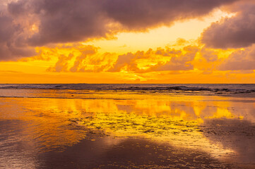 Obraz premium Sunset Reflection on Tide Pool, Ke'e Beach, Kauai, Hawaii, USA