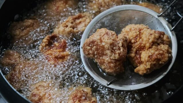 油で揚げているから揚げを掬い上げる