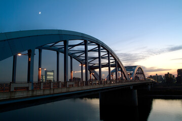 多摩川の夕暮れと丸子橋（東京都大田区側から2004年撮影）