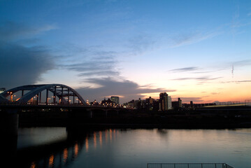 Obraz premium 多摩川の夕暮れと丸子橋（東京都大田区側から2004年撮影）