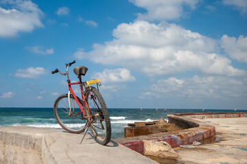 Bicicleta en el muelle de la Habana, Cuba