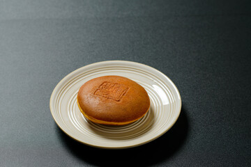 和菓子　どら焼き　しっとり、ふわふわの生地の間に粒あんがたっぷり入った美味しい和菓子