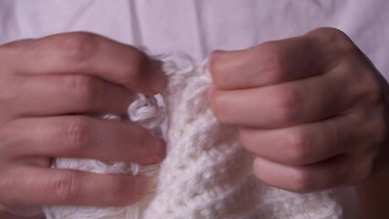 Hands unravel knitting. Correction of incorrect knitting.