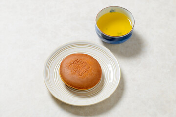 和菓子　どら焼き　しっとり、ふわふわの生地の間に粒あんがたっぷり入った美味しい和菓子