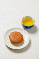 和菓子　どら焼き　しっとり、ふわふわの生地の間に粒あんがたっぷり入った美味しい和菓子