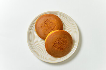 和菓子　どら焼き　しっとり、ふわふわの生地の間に粒あんがたっぷり入った美味しい和菓子