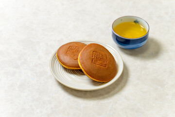 和菓子　どら焼き　しっとり、ふわふわの生地の間に粒あんがたっぷり入った美味しい和菓子