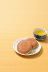 和菓子　どら焼き　しっとり、ふわふわの生地の間に粒あんがたっぷり入った美味しい和菓子